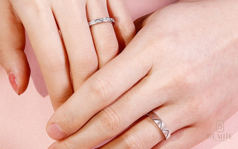 Mẫu nhẫn khắc nhịp đập trái tim thể hiện sự đồng điệu, thấu hiểu trong tình yêu