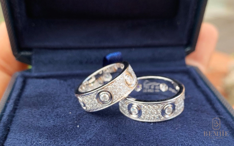 Mẫu nhẫn khắc tọa độ nơi lần đầu gặp gỡ bí mật giữa hai người yêu nhau