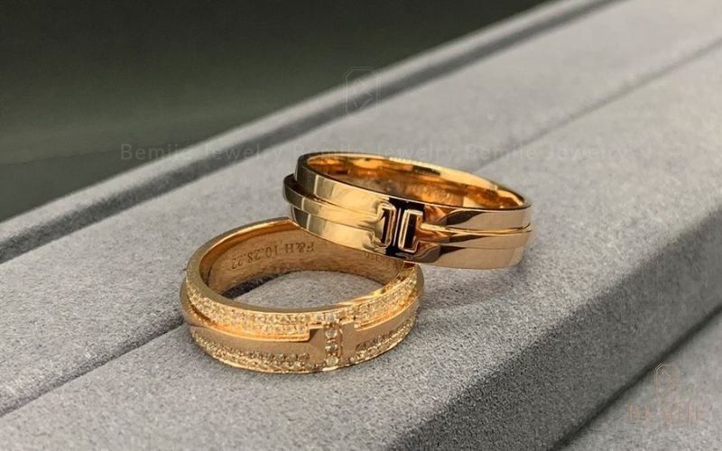 Nhẫn vàng kết hợp nét ấm áp truyền thống với phong cách hiện đại thể hiện sự thịnh vượng
