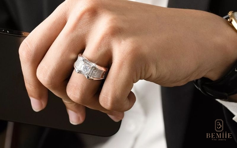 Nhẫn nam là biểu tượng của sự tự tin và cá tính tôn vinh sức mạnh cũng như phong cách lịch lãm của phái mạnh