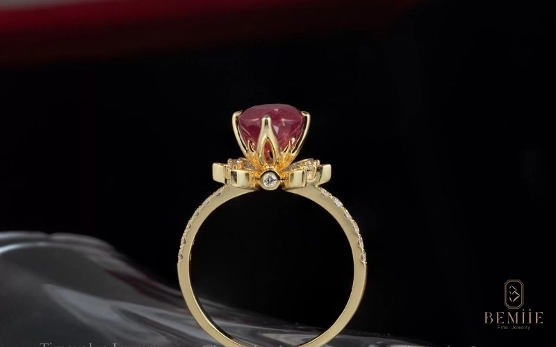 Nhẫn ruby thiết kế theo yêu cầu tại Bemiie – Ngọn lửa tình yêu rực rỡ, lấp lánh mãi mãi