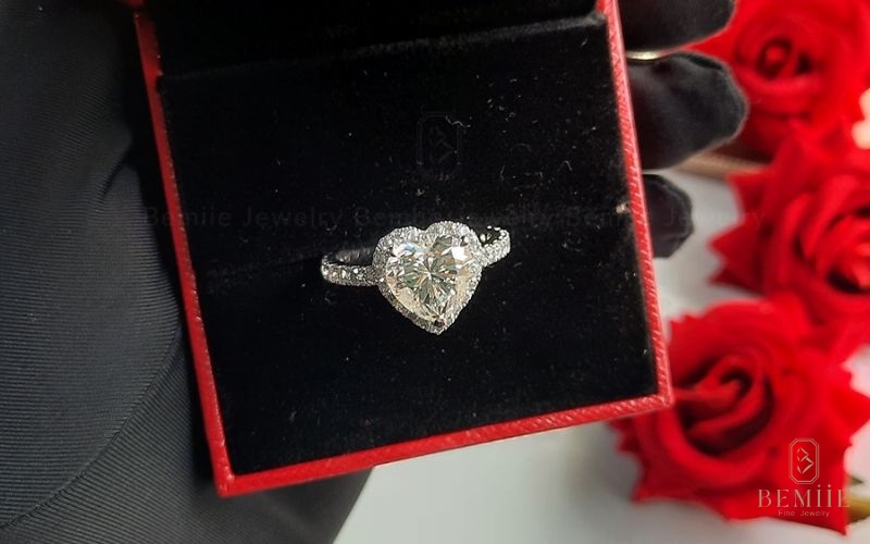 Nhẫn Sweet Heart Halo Pave tại Bemiie – Tình yêu lấp lánh trong vầng hào quang kim cương, kỷ vật vĩnh cửu cho trái tim yêu