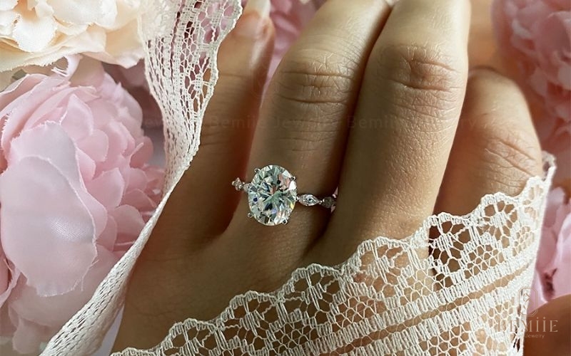 Nhẫn Oval Hidden Halo Pave tại Bemiie – Ánh sáng tình yêu ẩn mình trong viên kim cương oval lấp lánh, vĩnh cửu như lời hứa!
