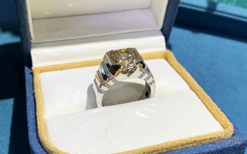 Nhẫn Oval Champagne Zeus - bức tranh tình yêu ấm áp và ngọt ngào