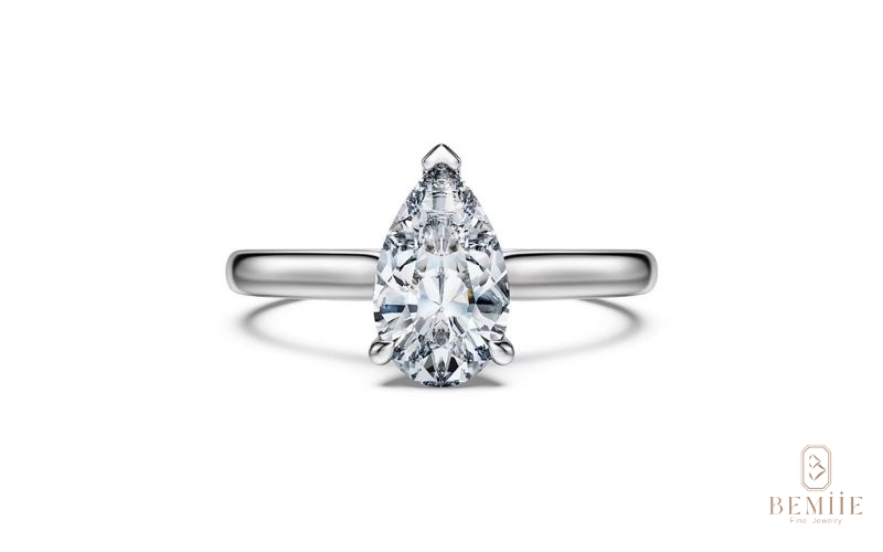 Curved Solitaire Pear - chiếc nhẫn của sự mềm mại, vẻ đẹp thanh thoát