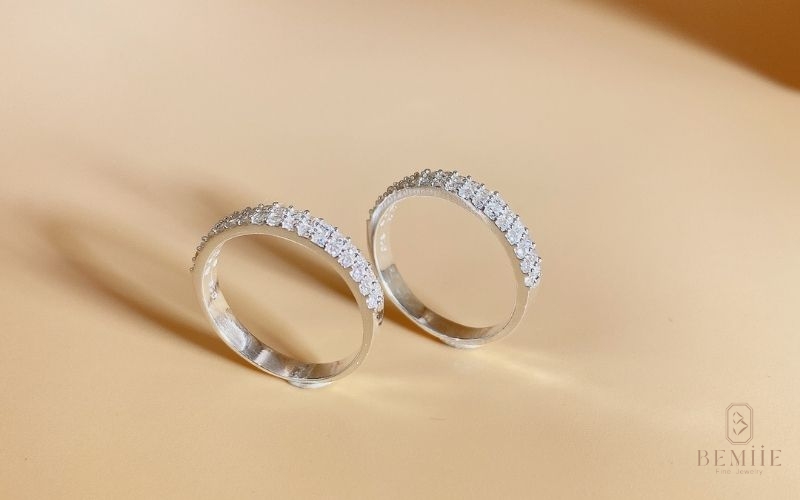 Mỗi lần chạm khắc là một nhịp đập của tình yêu, tạo ra chiếc nhẫn hoàn hảo