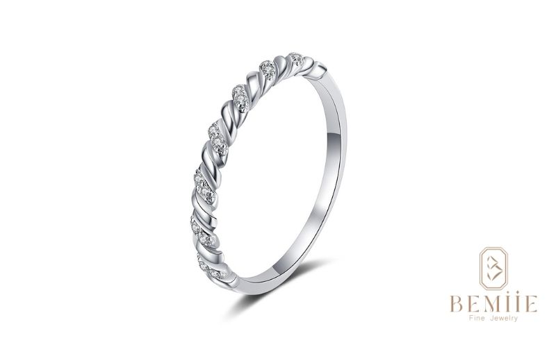 Nhẫn bạch kim dạng xoắn - sự kết hợp hoàn hảo giữa sự mềm mại và mạnh mẽ