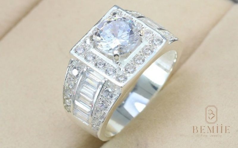 Nhẫn Platinum mặt vuông là lựa chọn hoàn hảo thể hiện sự phong cách mạnh mẽ cho những quý ông