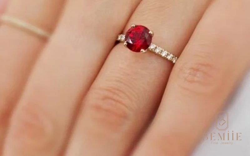 Nhẫn Ruby đỏ đơn giản của Bemiie - lựa chọn hoàn hảo cho các nàng thơ yêu thích sự tinh tế