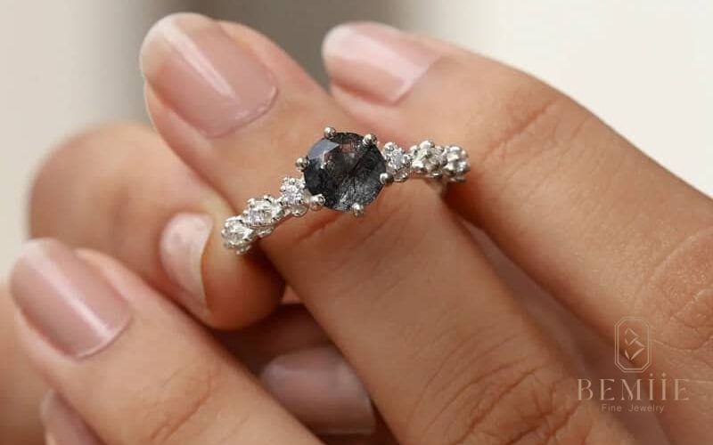 Nhẫn Ruby đen của Bemiie - vẻ đẹp huyền bí cho phái nữ