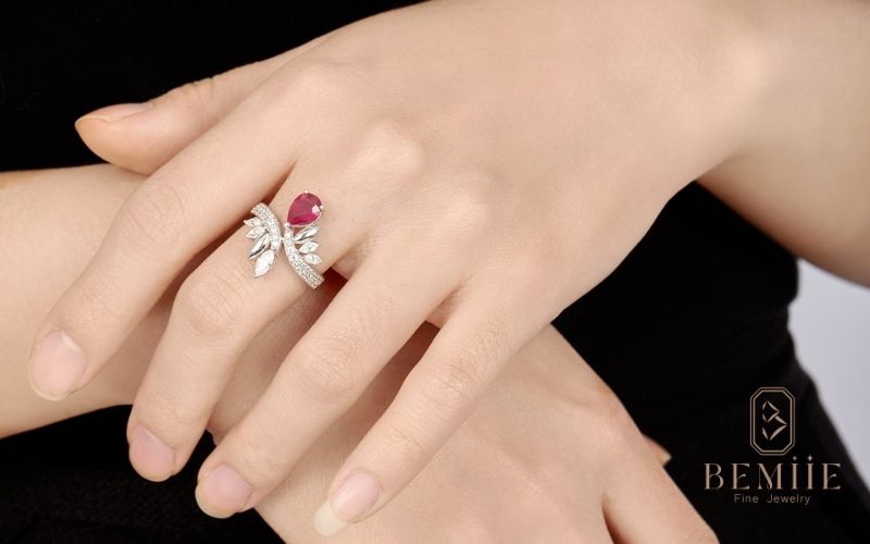 Nhẫn Ruby nữ vàng trắng mang tới vẻ đẹp vừa cổ điển vừa hiện đại