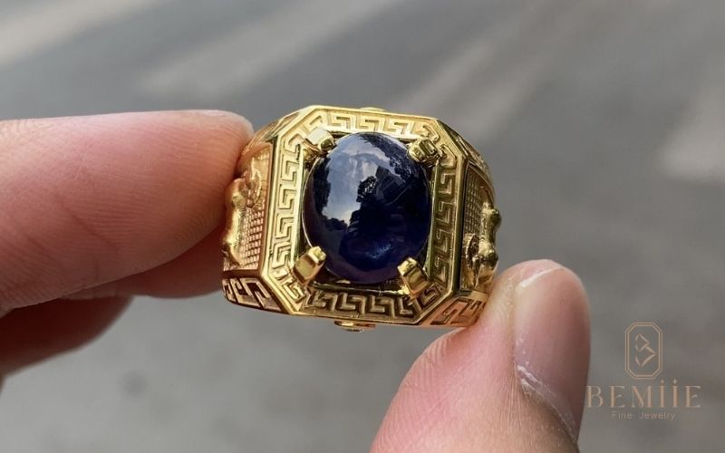 Nhẫn Nam Đá Ruby Xanh tối giản nhưng vẫn không kém phần nổi bật