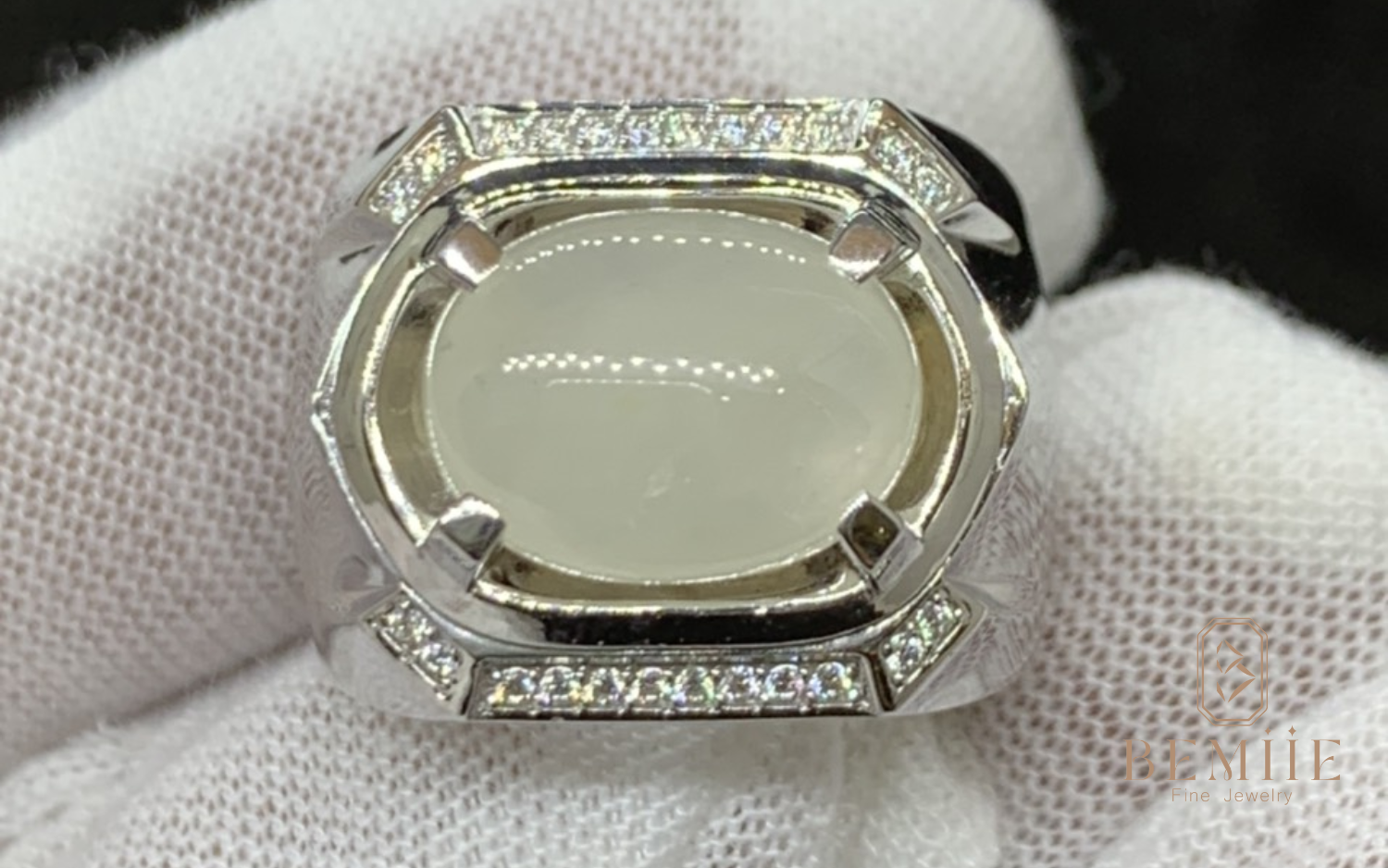 thiết kế nhẫn đá Sapphire trắng - lựa chọn hoàn hảo cho cô nàng yêu thích vẻ đẹp thanh thoát