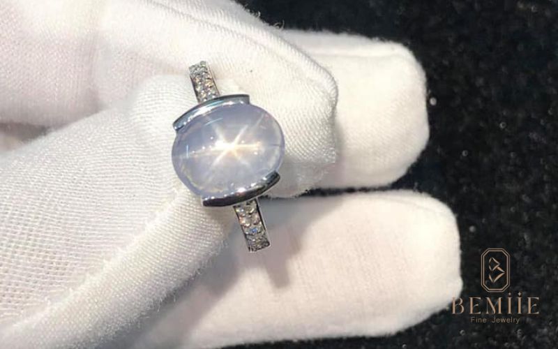 thiết kế nhẫn đá Sapphire trắng - lựa chọn hoàn hảo cho ngày cưới ngọt ngào
