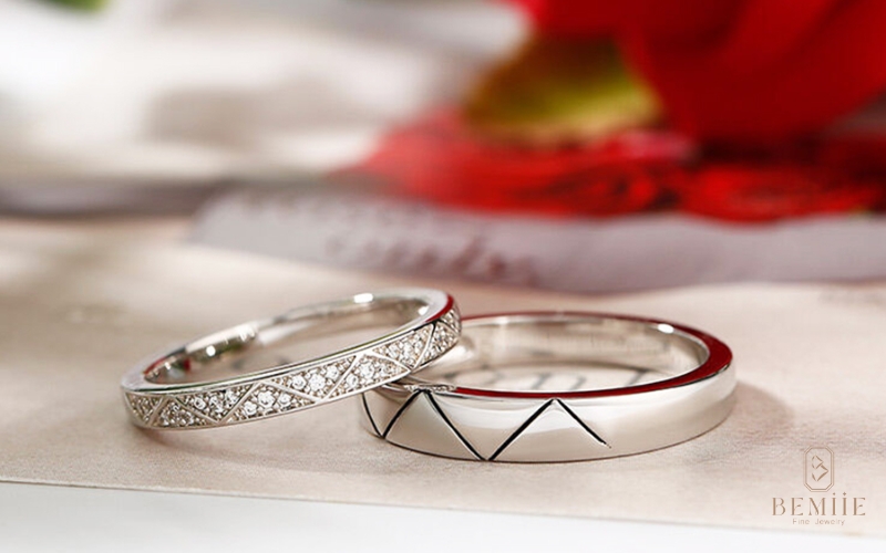 Mẫu nhẫn đôi nhịp đập trái tim hòa chung một nhịp được khắc nổi bật ở mặt ngoài 