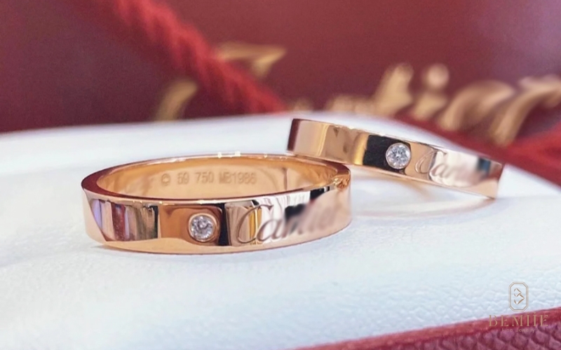 Mẫu nhẫn đôi khắc tên cả hai là lựa chọn của nhiều cặp đôi yêu nhau