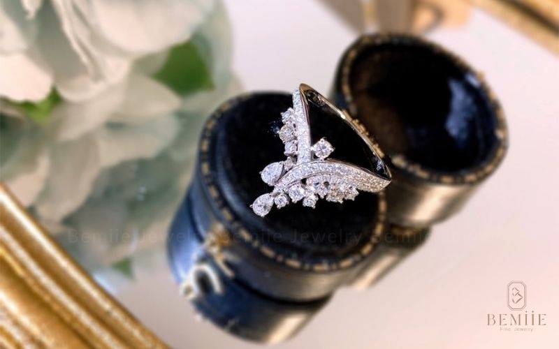 Nhẫn nữ kim cương tự nhiên Pear Queen Crown 18K - thể hiện vẻ đẹp kiêu sa, dịu dàng của phái nữ