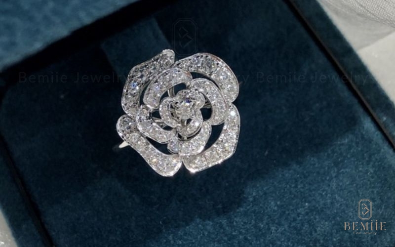 Nhẫn nữ kim cương tự nhiên Rose Blossom 18K - như cánh hoa hồng nở rộ trong ánh bình minh sáng mai