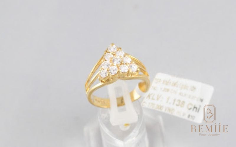 thiết kế nhẫn tam giác vàng 18K –  tôn lên vẻ sang trọng đầy cá tính với sắc vàng đẳng cấp.