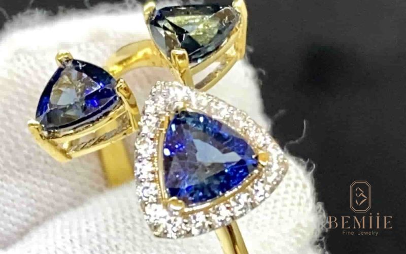 thiết kế nhẫn tam giác mặt đá ruby xanh – nổi bật với sắc xanh bí ẩn, mang đến nguồn năng lượng quyền lực và cuốn hút.