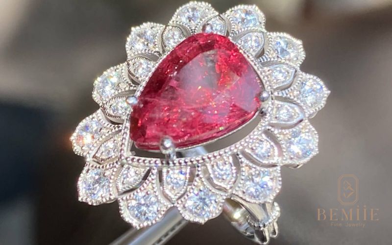 thiết kế nhẫn tam giác đá Ruby đỏ – biểu tượng của đam mê rực cháy và sự may mắn, thiết kế góc cạnh đầy ấn tượng.