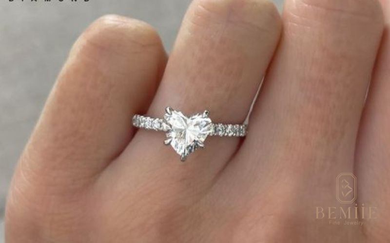 Mẫu nhẫn tam giác mặt kim cương – tinh xảo và thời thượng, kết hợp hoàn hảo giữa ánh sáng lấp lánh và đường nét mạnh mẽ.