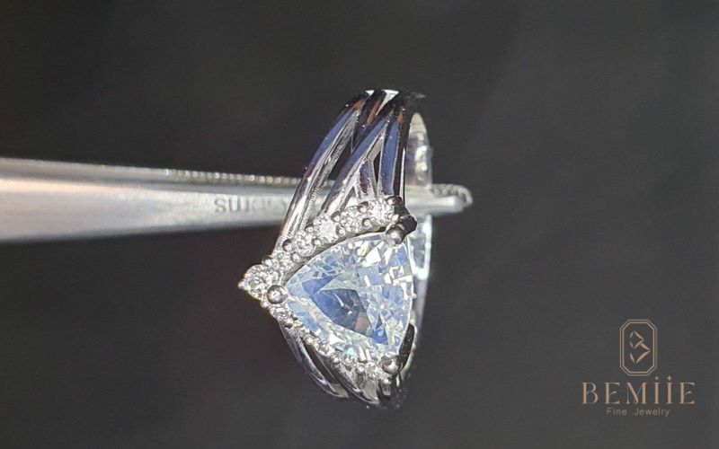 Nhẫn tam giác đá Sapphire – vẻ đẹp sâu lắng và huyền bí, lý tưởng cho những ai yêu sự sắc sảo và quyền quý