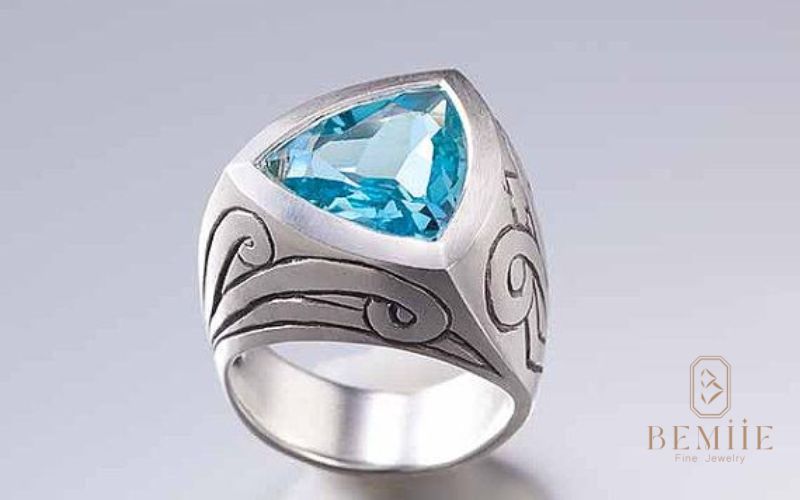 Nhẫn tam giác bản to cho nam – thiết kế mạnh mẽ, nam tính với hình khối góc cạnh, thể hiện phong thái tự tin và bản lĩnh.