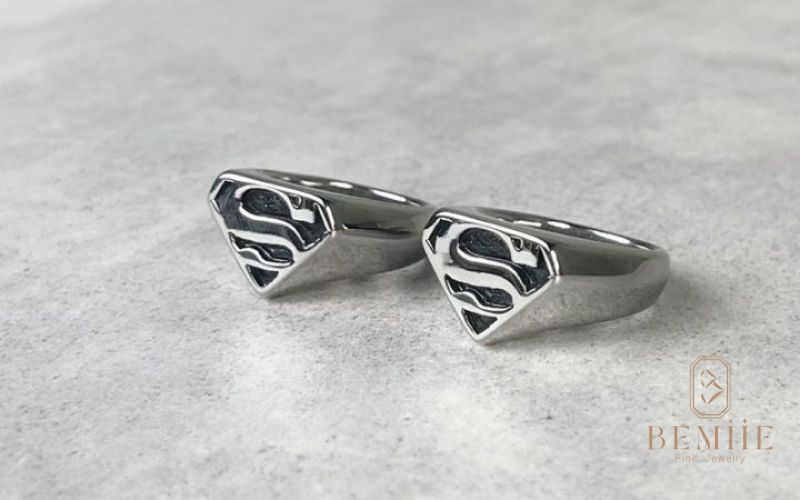 Nhẫn đôi mặt tam giác – biểu tượng gắn kết bền vững, mang ý nghĩa đồng hành và hài hòa trong từng đường nét thiết kế.