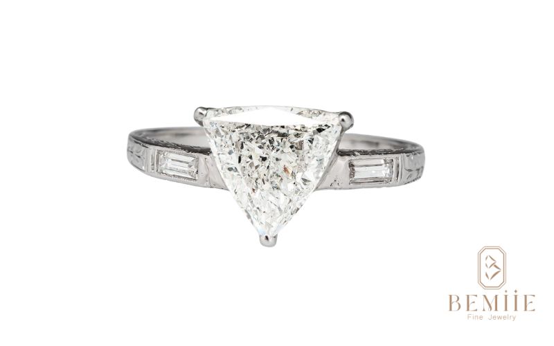 Tổng hợp 7+ thiết kế nhẫn mặt tam giác mới nhất của Bemiie 2025