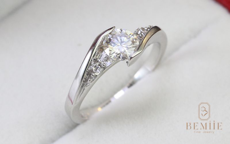 Nhẫn Moissanite đính hôn tại Bemiie - lựa chọn hoàn hảo cho lời cầu hôn lãng mạn