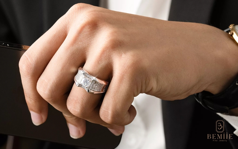 Những quý ông trẻ tuổi có thể ưa chuộng các thiết kế cá tính, đính đá lấp lánh