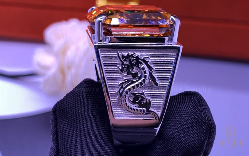 Mẫu nhẫn nam điêu khắc họa tiết rồng hùng dũng và đầy cuốn hút