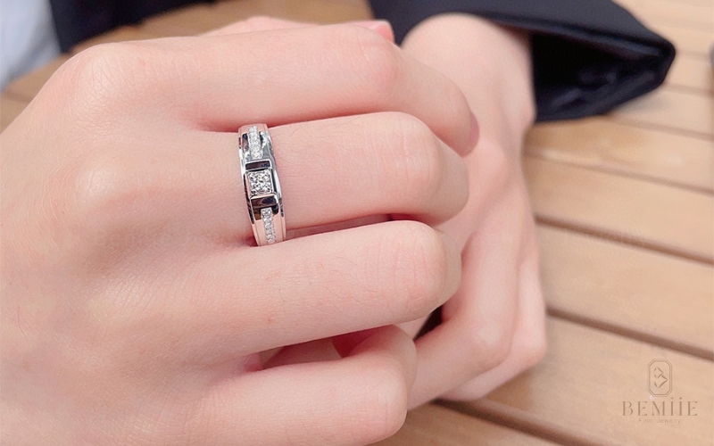 Thiết kế nhẫn nam bằng bạch kim quý giá, nổi bật