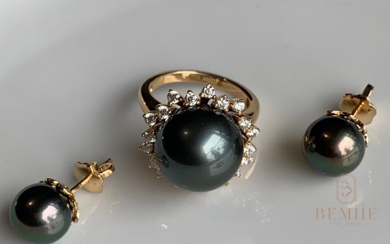 Nhẫn ngọc trai đen huyền bí – thiết kế đầy cuốn hút mang đậm phong cách quyến rũ và cá tính mạnh mẽ.