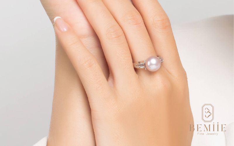 Nhẫn bạc ngọc trai – sự kết hợp hoàn hảo giữa nét đẹp thanh lịch và vẻ sáng trong của bạc, tôn lên sự tinh khôi dịu dàng.