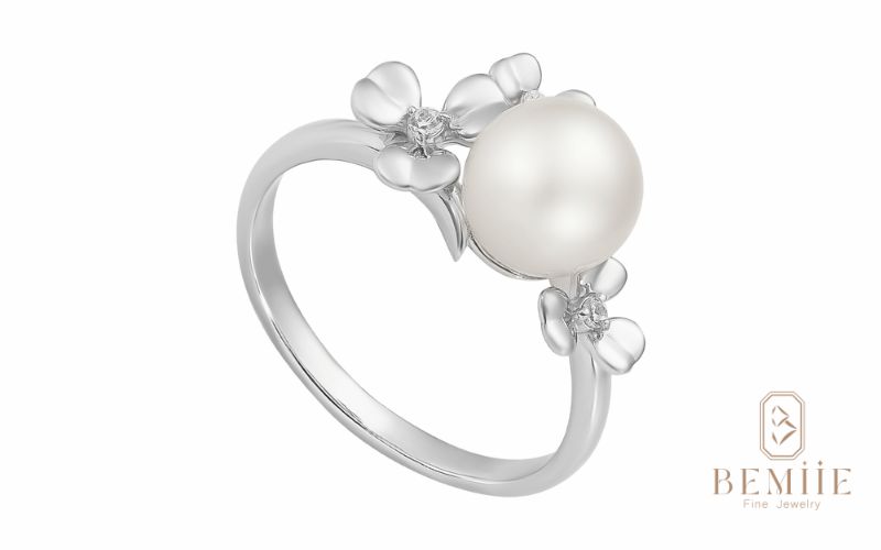 Thiết kế nhẫn ngọc trai vàng trắng Akoya – đẳng cấp và trang nhã, nổi bật với viên ngọc trai Akoya sáng bóng và sắc trắng thanh cao.