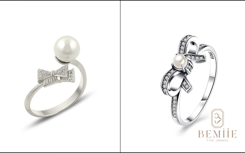 Mẫu nhẫn ngọc trai dây nơ – ngọt ngào và nữ tính, chinh phục ánh nhìn với điểm nhấn nơ mềm mại và viên ngọc trai thanh tú.