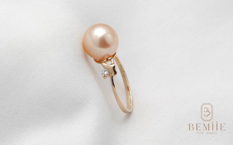 Thiết kế nhẫn ngọc trai hồng – biểu trưng của sự dịu dàng và quý phái, hoàn hảo cho phong cách nữ tính và tinh tế.