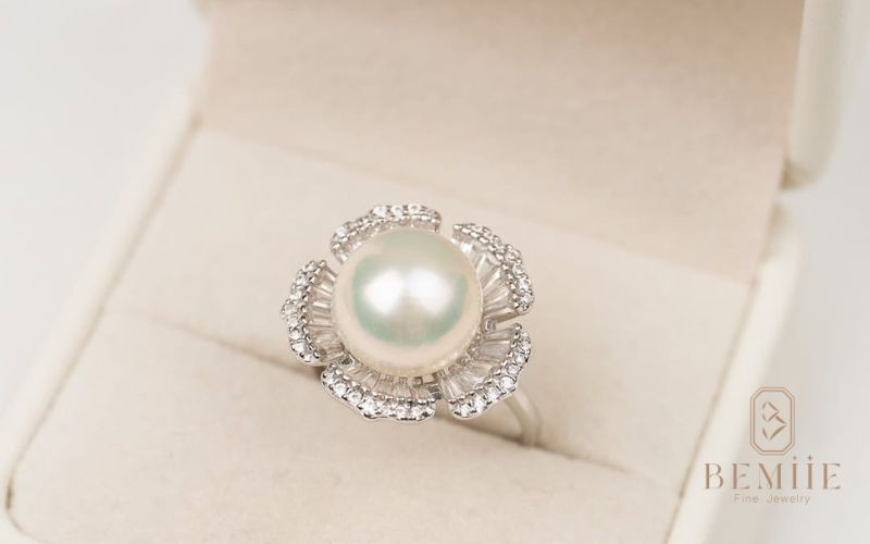 Mẫu nhẫn ngọc trai hình bình hoa – nghệ thuật trong từng đường nét, nổi bật với thiết kế mềm mại, mang lại vẻ đẹp đầy thi vị.