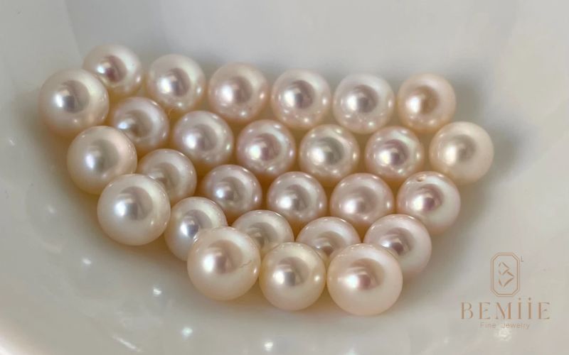 Ngọc trai Akoya nổi bật với vẻ đẹp cổ điển, là lựa chọn lý tưởng cho trang sức cao cấp