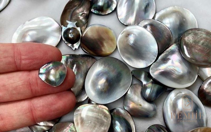 Ngọc trai Mabe – lựa chọn lý tưởng cho thiết kế trang sức cao cấp với hình dáng bán cầu độc đáo và ánh ngọc mềm mại.