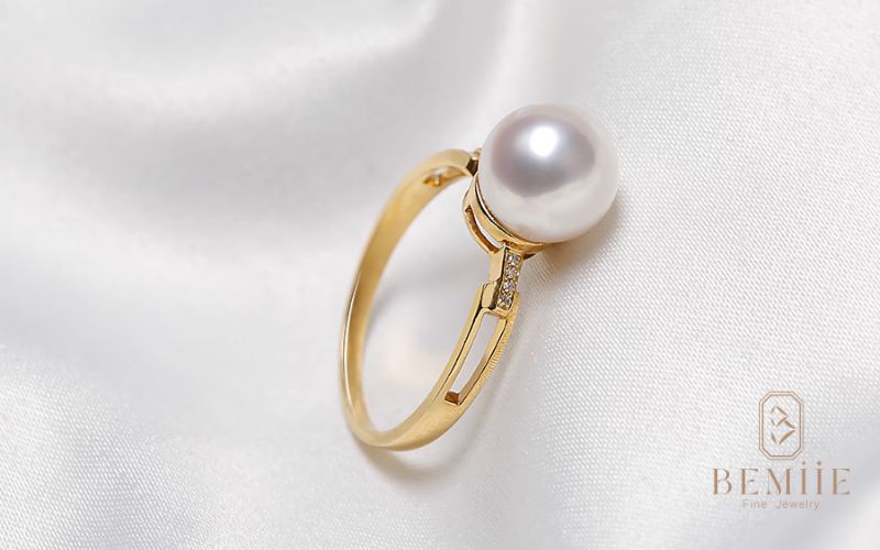 Nhẫn ngọc trai vàng 18K – biểu tượng của sự sang trọng và tinh tế, tỏa sáng với sắc vàng quý phái và viên ngọc trai lấp lánh.