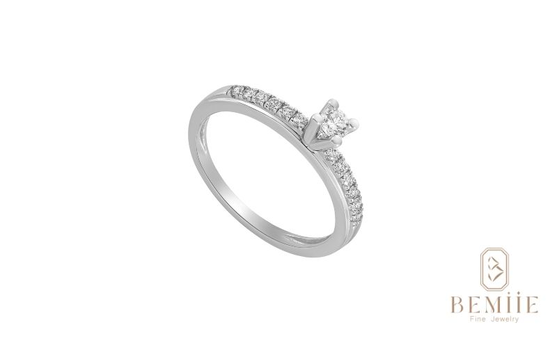 thiết kế nhẫn vàng trắng đính kim cương - biểu tượng của sự cam kết trường tồn, lựa chọn lý tưởng cho các cặp đôi