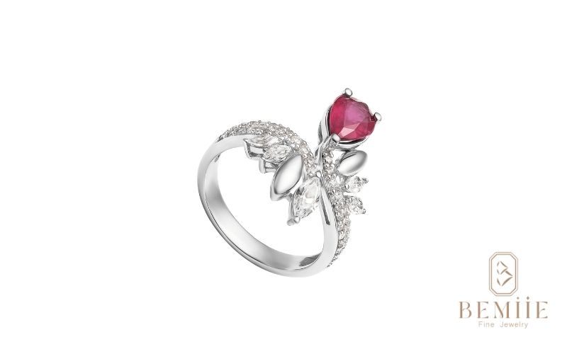 Nhẫn vàng trắng đính đá Ruby thể hiện sự nổi bật, quyến rũ của phái nữ