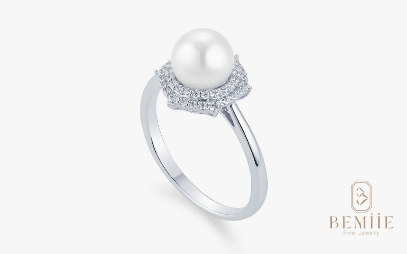 Nhẫn vàng trắng đính ngọc trai - nổi bật với vẻ đẹp nữ tính dịu dàng