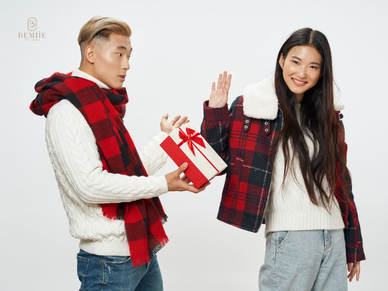 Yêu nhau kiêng tặng gì? 9 món quà nên tránh khi yêu nhau